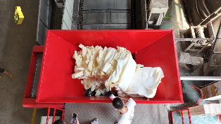 海綿撕碎視頻，單軸撕碎機，新貝機械固廢回收設(shè)備